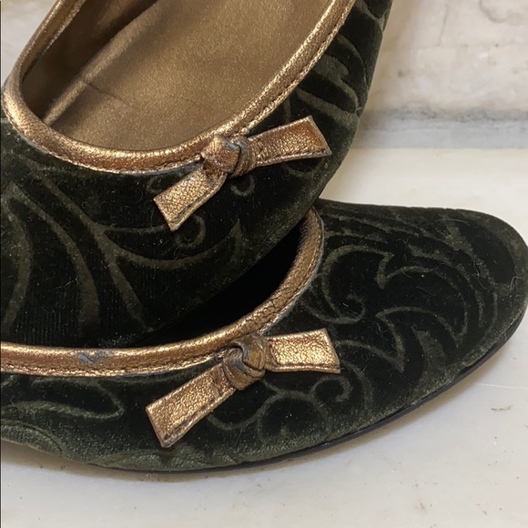 NINE WEST Army Green Velour Kitten Heel - Picture 3 of 6